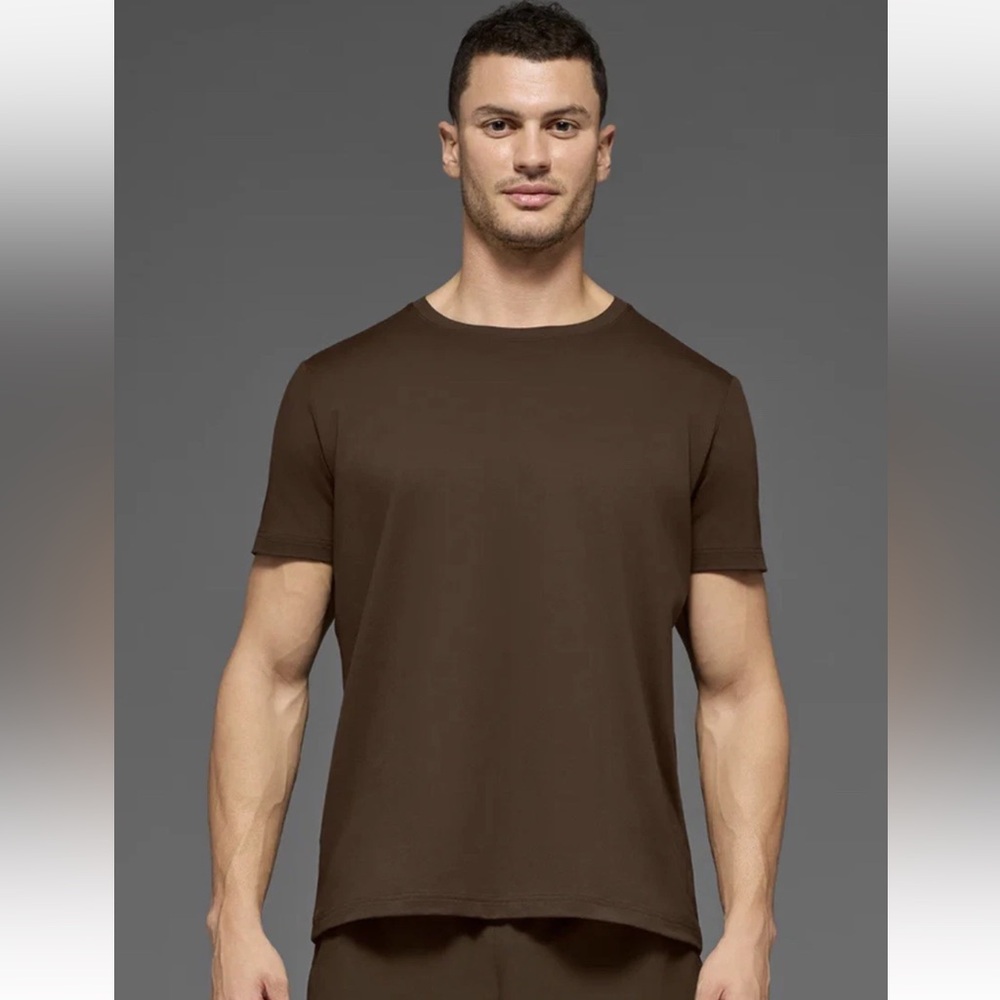 ALO Yoga Men’s “Conquer Reform” Short Sleeve (L) *BESTSELLER*